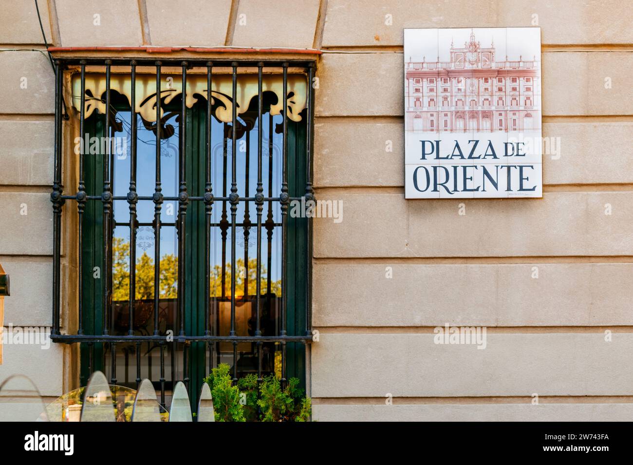 Traditionelles gekacheltes Straßenschild, Plaza de Oriente. Madrid, Comunidad de Madrid, Spanien, Europa Stockfoto