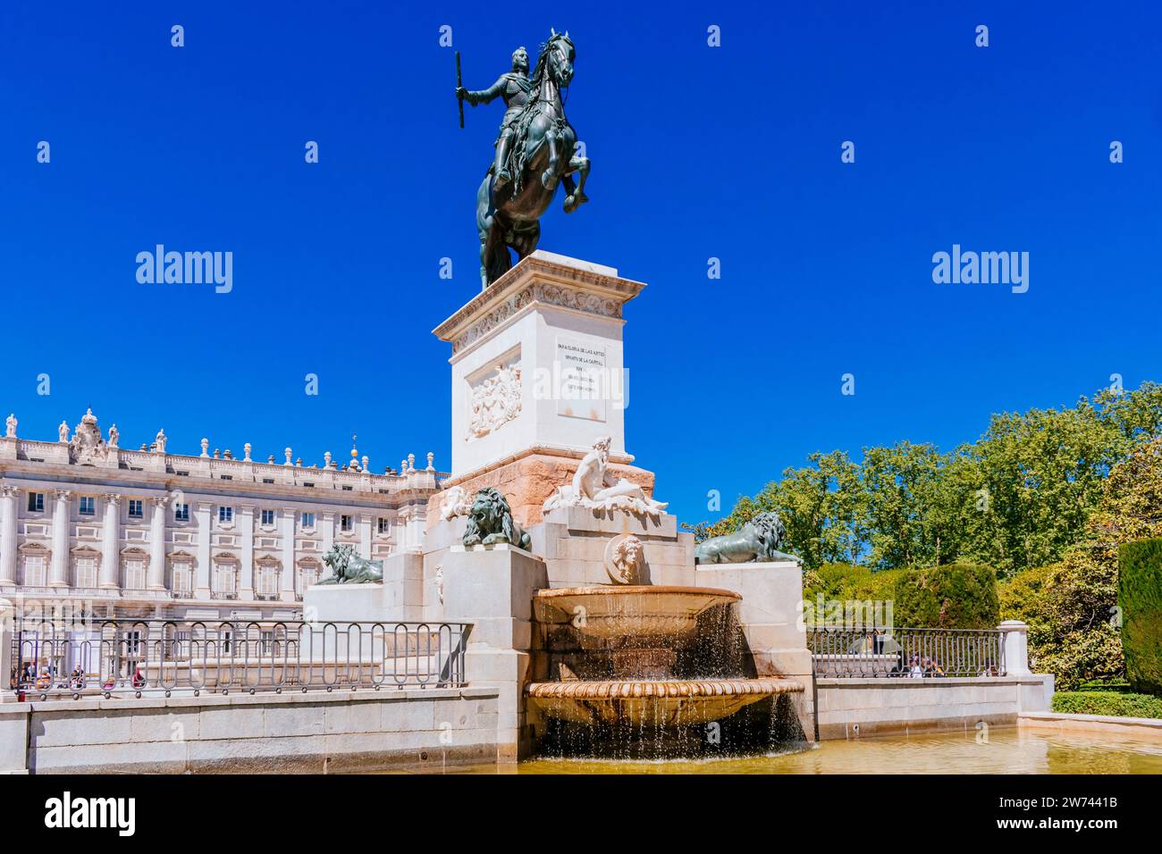 Reiterstatue von Philip IV Das Denkmal für Philip IV. Oder der Brunnen von Philip IV. Ist eine Gedenkstätte für Philip IV. Von Spanien im Zentrum der Plaza de Orien Stockfoto