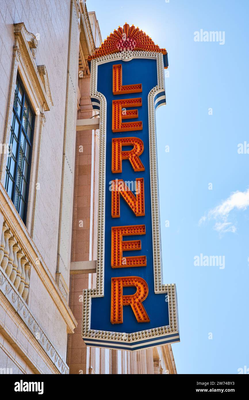 Vintage Lerner Theater Festzelt Schild, Classic Cinema Detail, Blick Auf Den Himmel Stockfoto