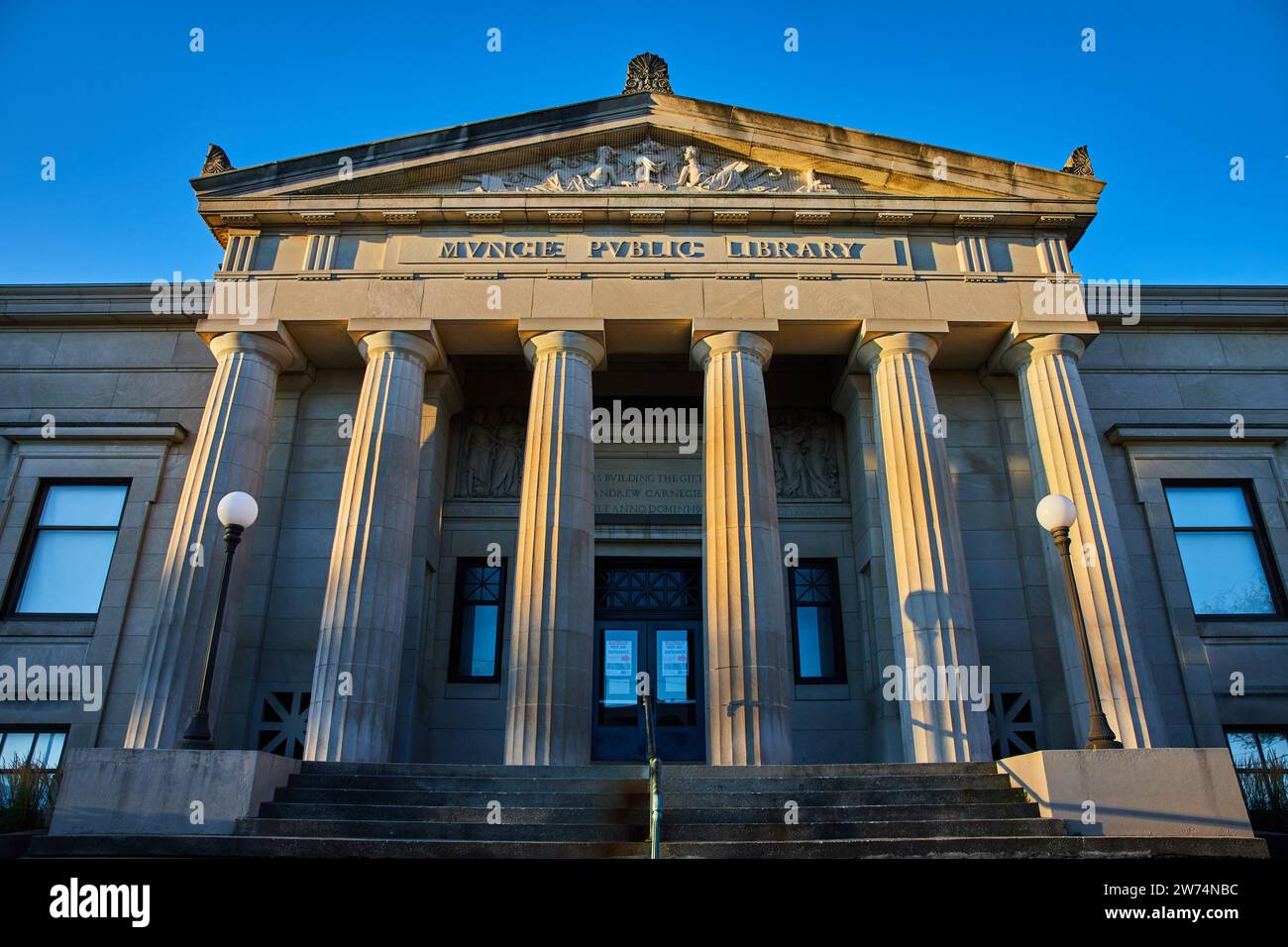 Golden Hour in der Muncie Carnegie Library - neoklassizistische Fassade Stockfoto