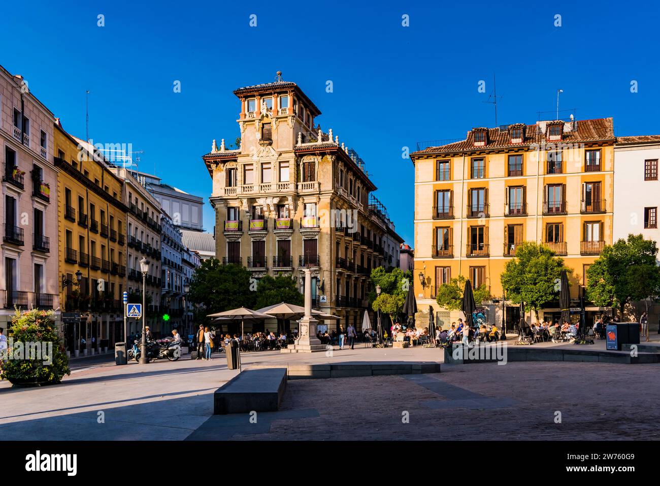 Die Plaza de Ramales ist ein Platz im Madrid der Österreichischen Republik. Im Jahr 1841 nahm sie den Namen Ramales an, um an die Schlacht von Ramales zu erinnern. Madrid, Comunidad Stockfoto