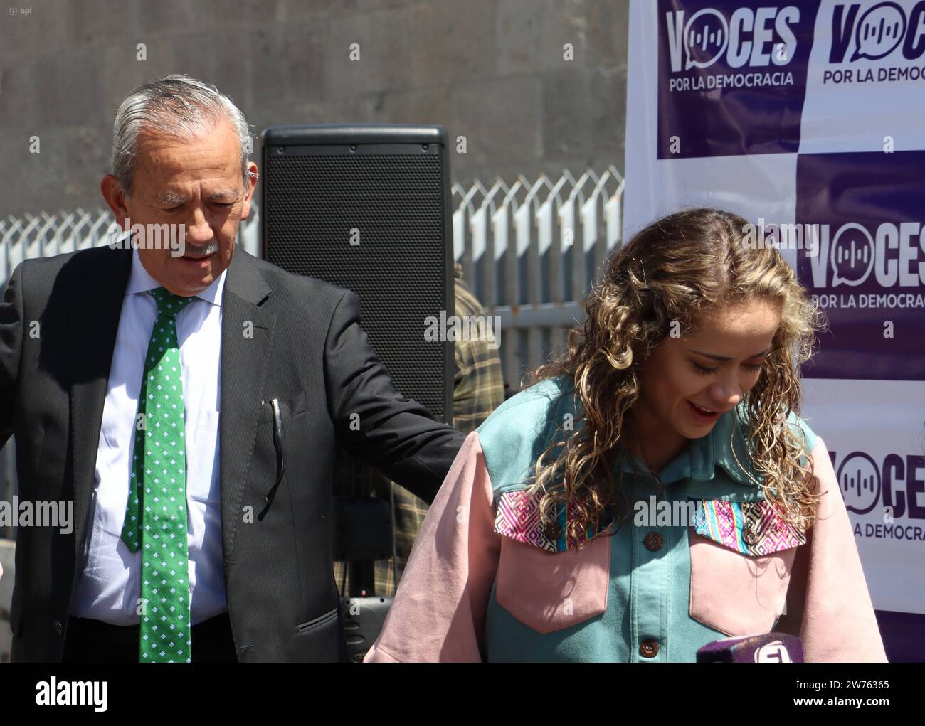 VOCES-DEMOCRACIA-PREGUNTAS-CONSULTA Quito, jueves 21 de diciembre del 2023 Rueda de prensa del colectivo Voces por la Democracia, sobre la propuesta de 10 preguntas que deberian Constar en la Consulta populär planteada por el Presidente Daniel Noboa, en los exteriores de la Asamblea Nacional. EN la Grafica: Carlos Aguinaga,Karina Ponce Fotos:Rolando Enriquez/API Quito Pichincha Ecuador SOI-VOCES-DEMOCRACIA-PREGUNTAS-CONSULTA-f578a63e1796acb0c0497e58d0d0d90f04 *** VOCES DEMOCRACIA FRAGENCONSULTA QUITO, Donnerstag, 21. Dezember 2023 Pressekonferenz der Stimmen für DIE Stimmen für Demokratie Stockfoto