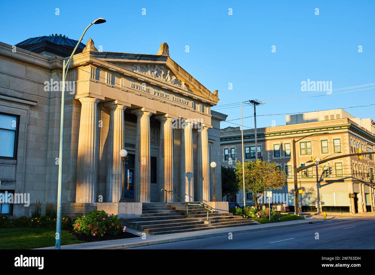 Goldene Stunde in der öffentlichen Bibliothek Muncie mit klassischer Architektur Stockfoto