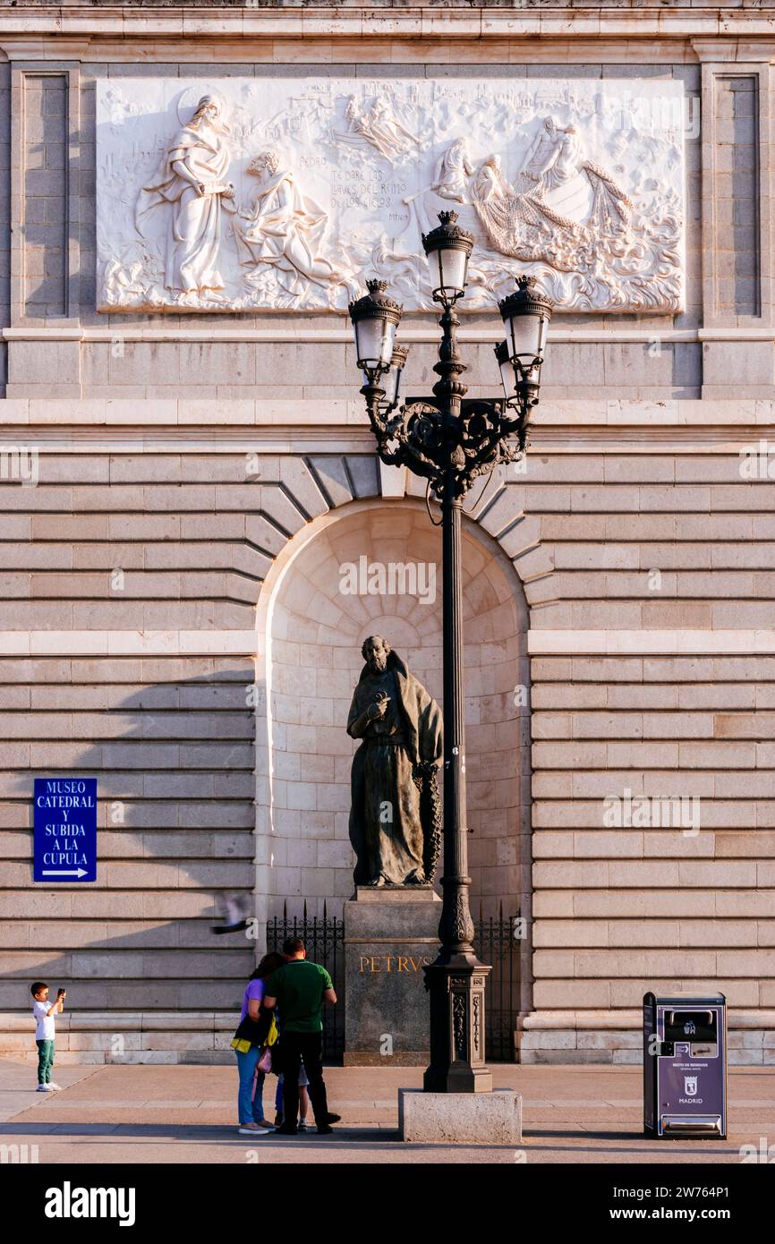 Kathedrale Von Almudena. Statue des Apostels St. Peter in einer Nische der Hauptfassade. Madrid, Comunidad de Madrid, Spanien, Europa Stockfoto