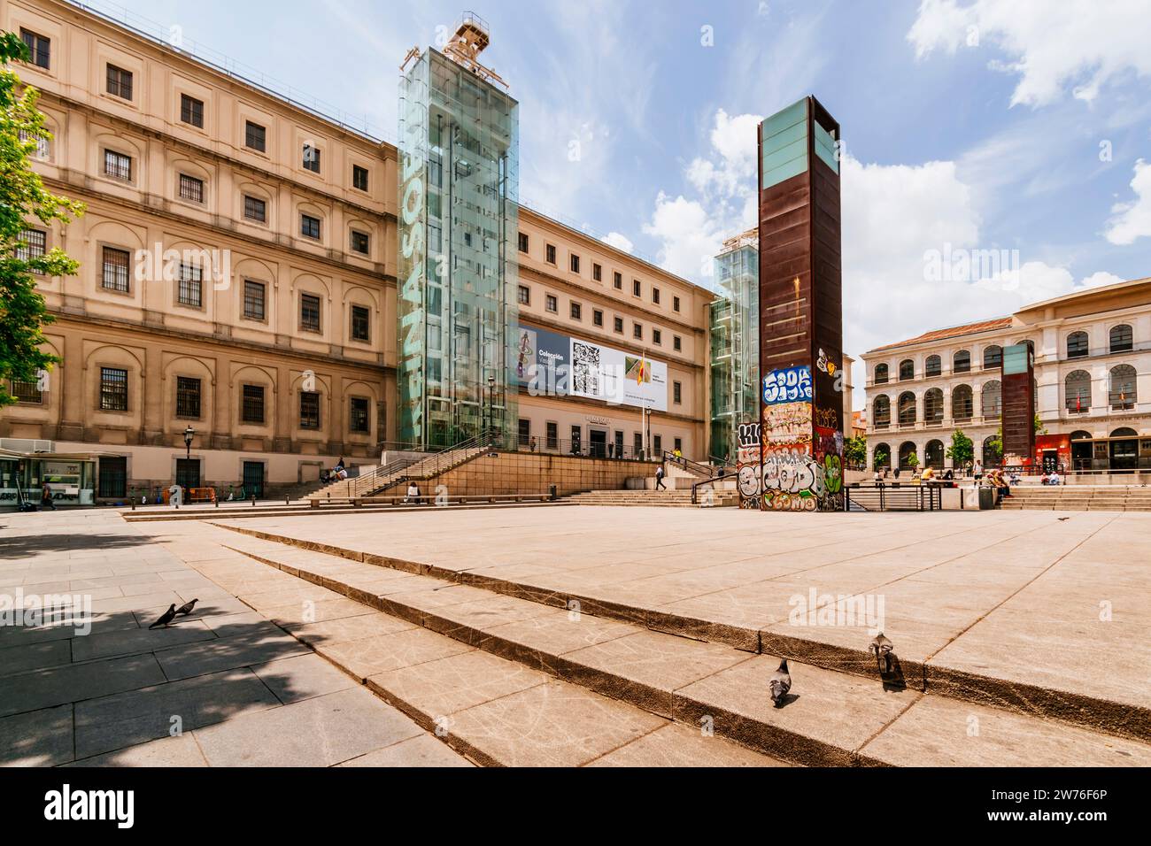 Der Juan Goytisolo Platz und das Museo Nacional Centro de Arte Reina Sofía, das Nationalen Kunstzentrum des Museums der Königin Sofia, MNCARS, ist Spaniens Nationalmuseum Stockfoto