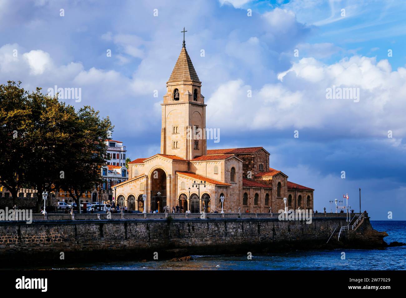 Die Kirche San Pedro befindet sich in Campo Valdés, am Ende des