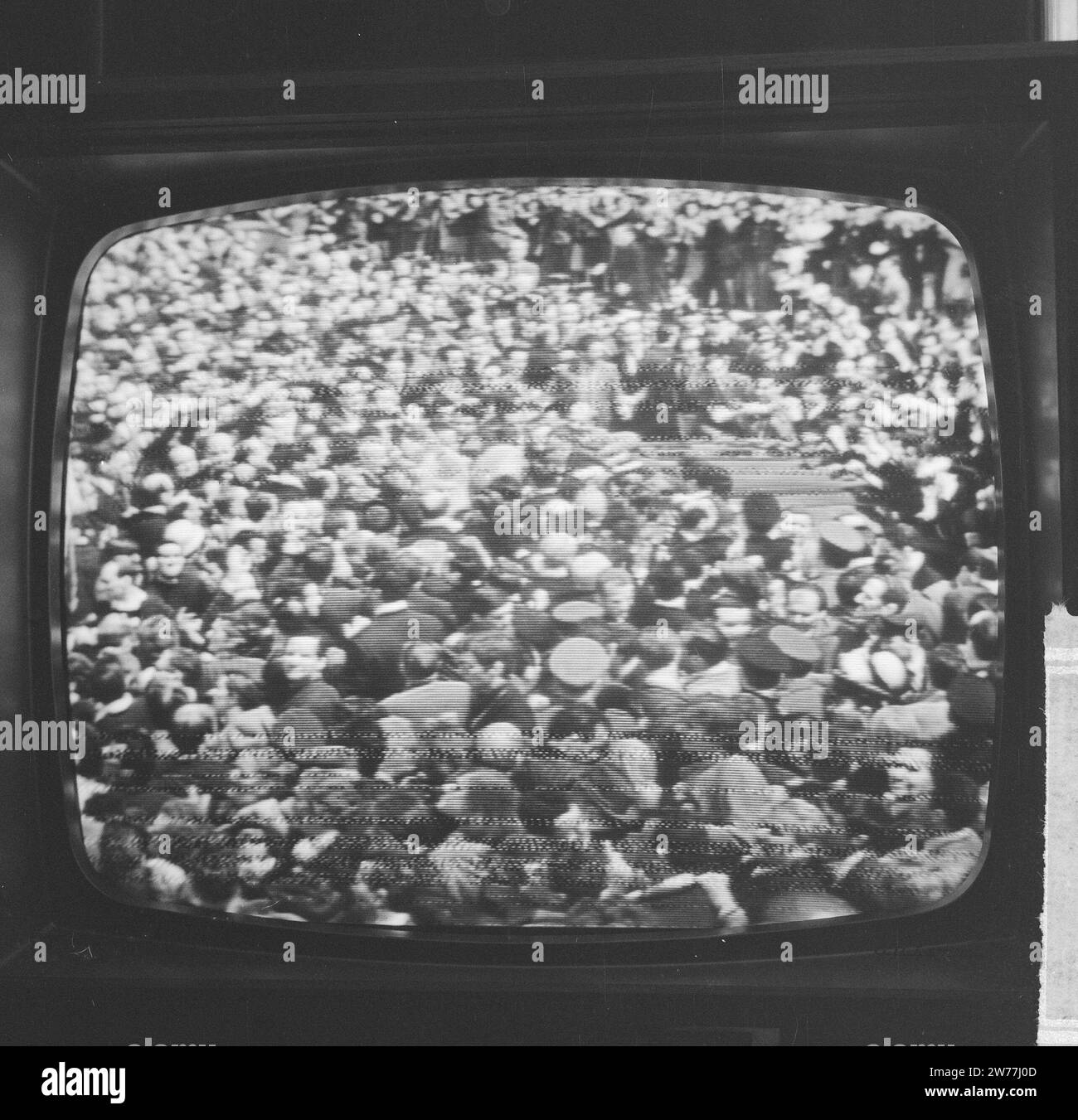 Heirat Prinzessin Irene und Prinz Hugo Charles in Rom aus dem Fernsehen, Übersicht Crowds ca. April 1964 Stockfoto