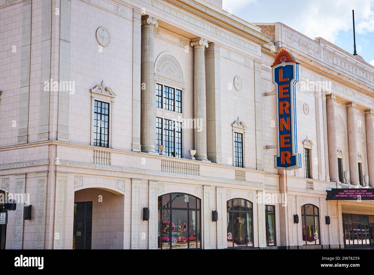 Lerner Theater Klassische Fassade - Downtown Elkhart Tagsüber Stockfoto