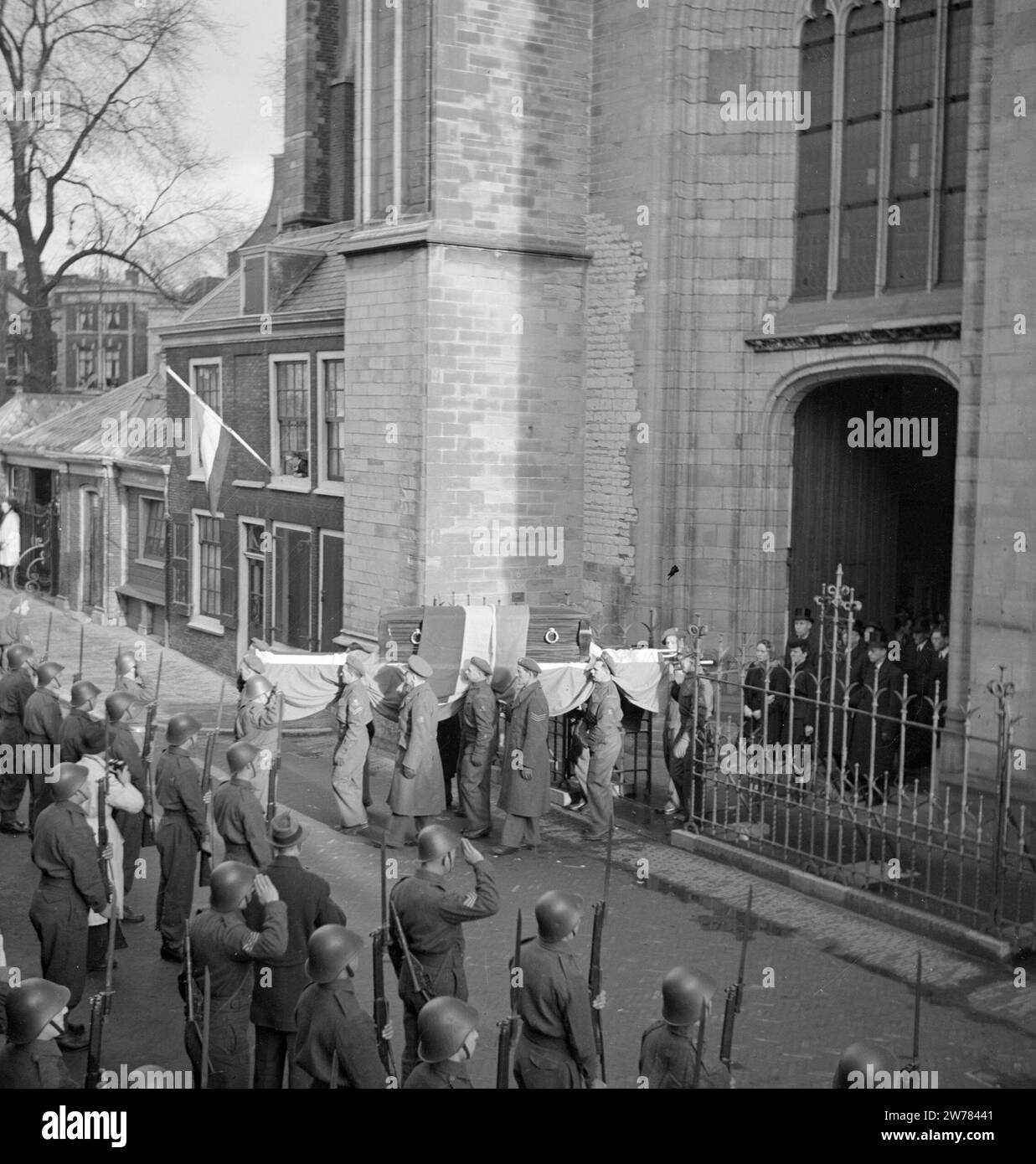 Die Särge werden aus St. Bavo in Haarlem ca. November 1945 Stockfoto