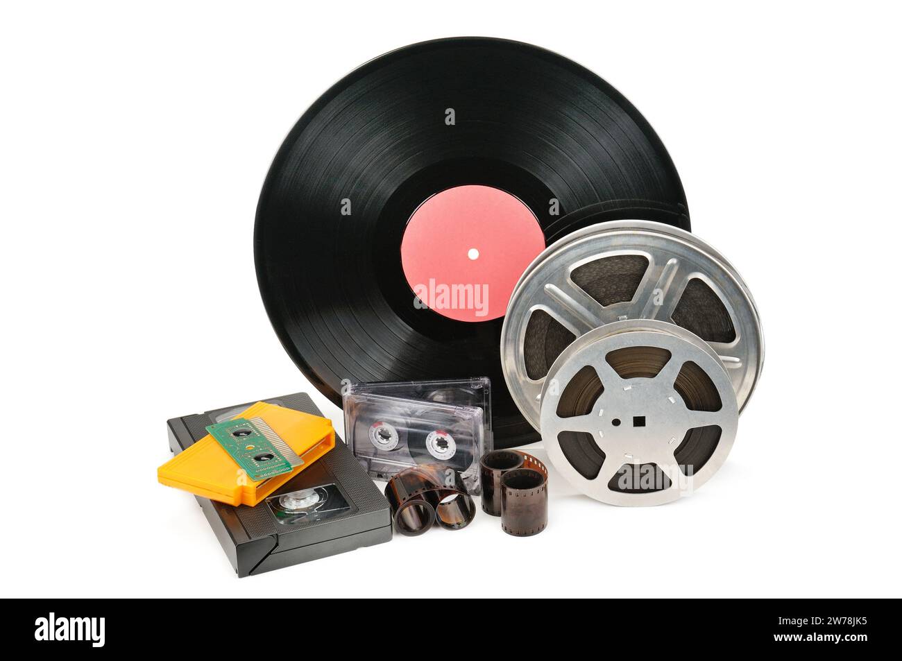 Schallplatten-, Video- und Audiokassetten isoliert auf weißem Hintergrund. Retro-Ausrüstung. Stockfoto