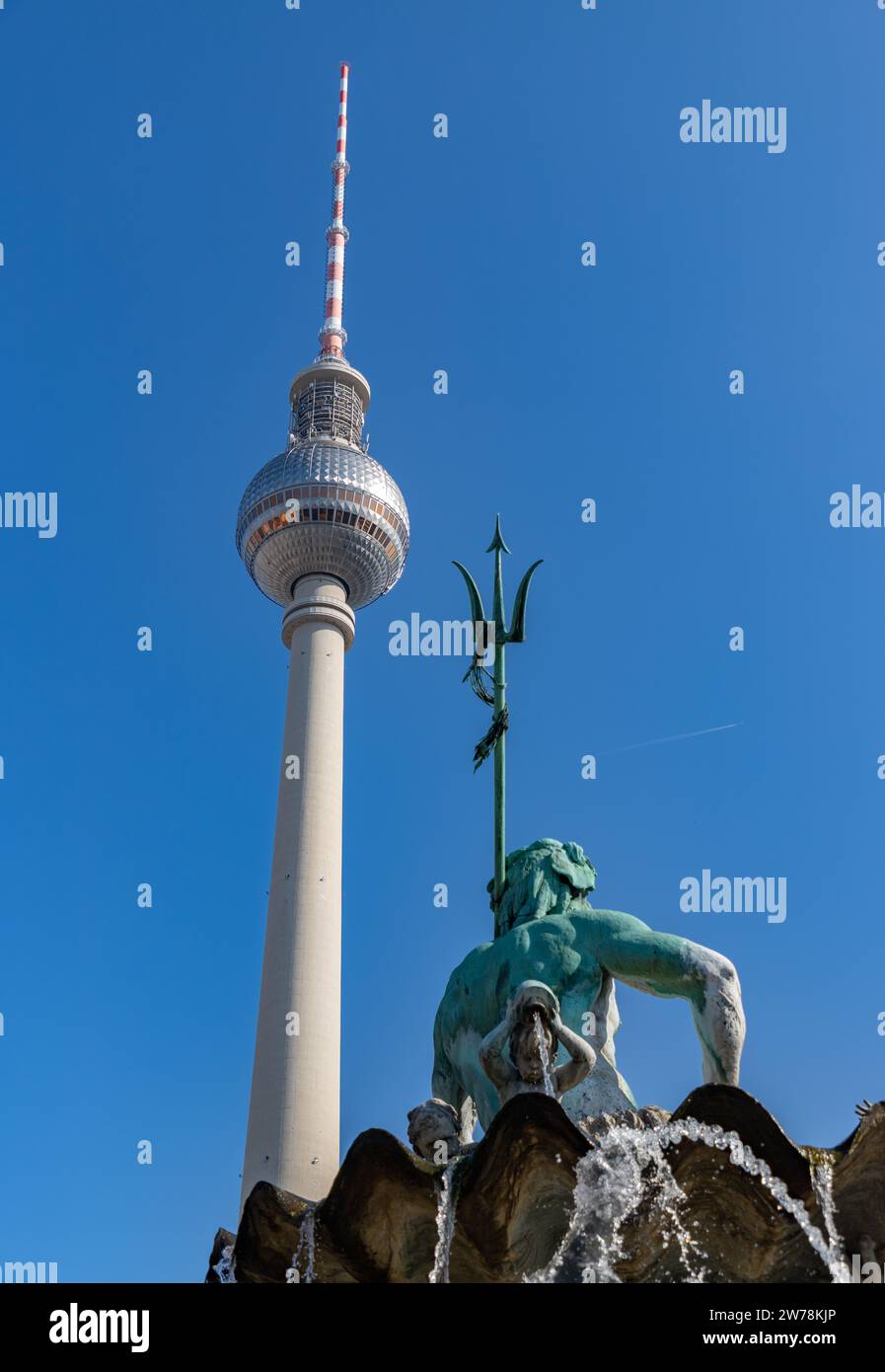 Ein Bild des Neptunbrunnens und des Berliner Fernsehturms. Stockfoto