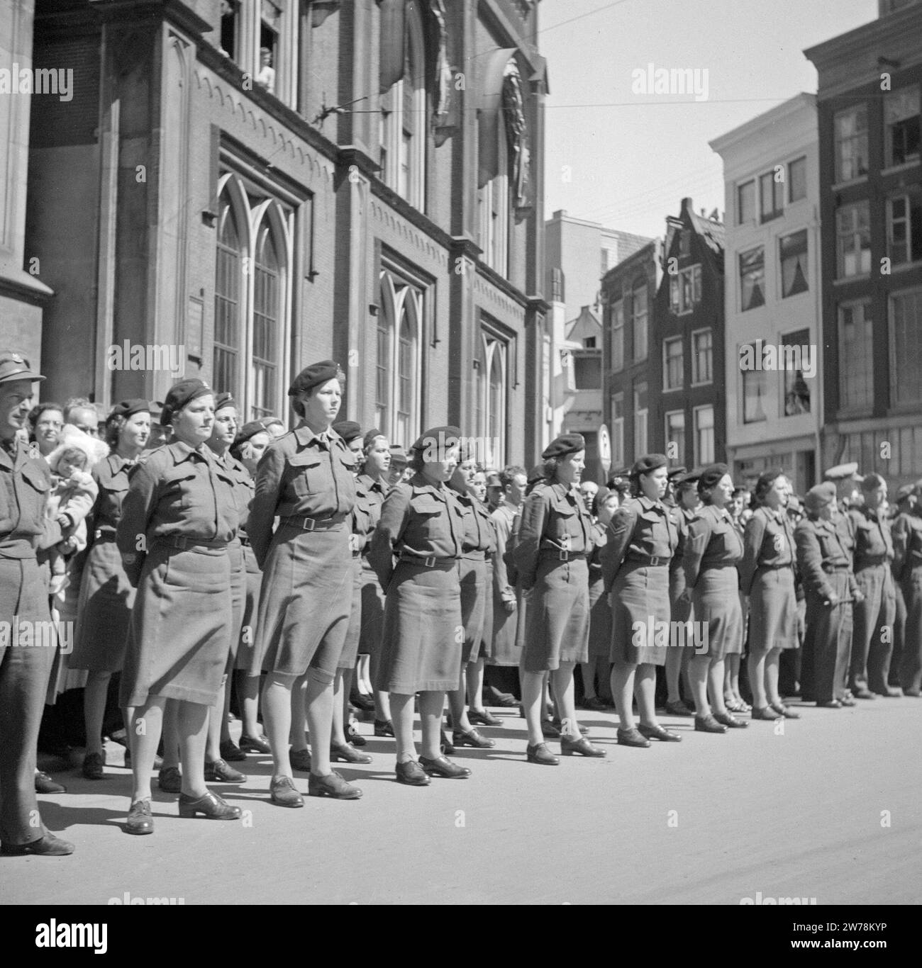 (Originalunterschrift) Mitglieder des Freiwilligen Frauenhilfskorps (VHK) in den Reihen ca. Mai 1945 Stockfoto