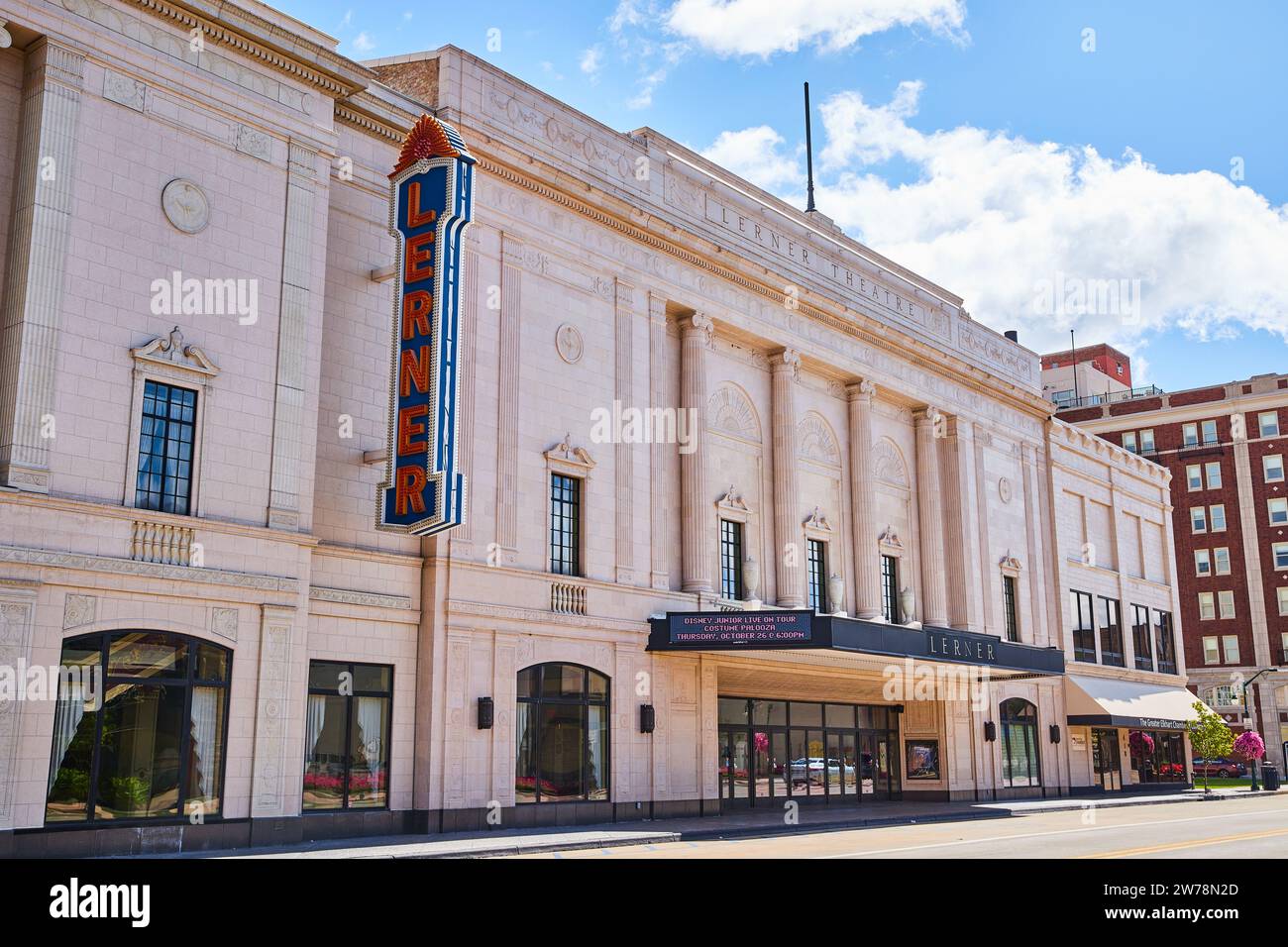 Lerner Theatre Fassade mit Neonschild, klassische Säulen - Elkhart, Indiana Stockfoto