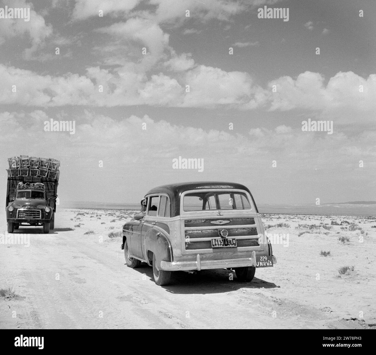 Auto und LKW fahren in der Wüste auf der Straße von Malula nach Damaskus ca. 1950-1955 Stockfoto