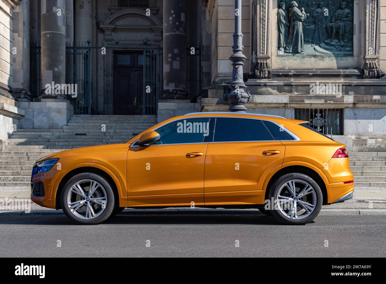 Bild eines orangen Audi Q3. Stockfoto