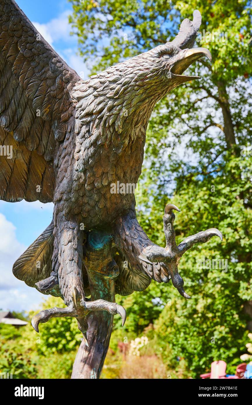 Majestätische Bronzeadler-Skulptur mit ausgestreckten Flügeln im Botanischen Garten Stockfoto