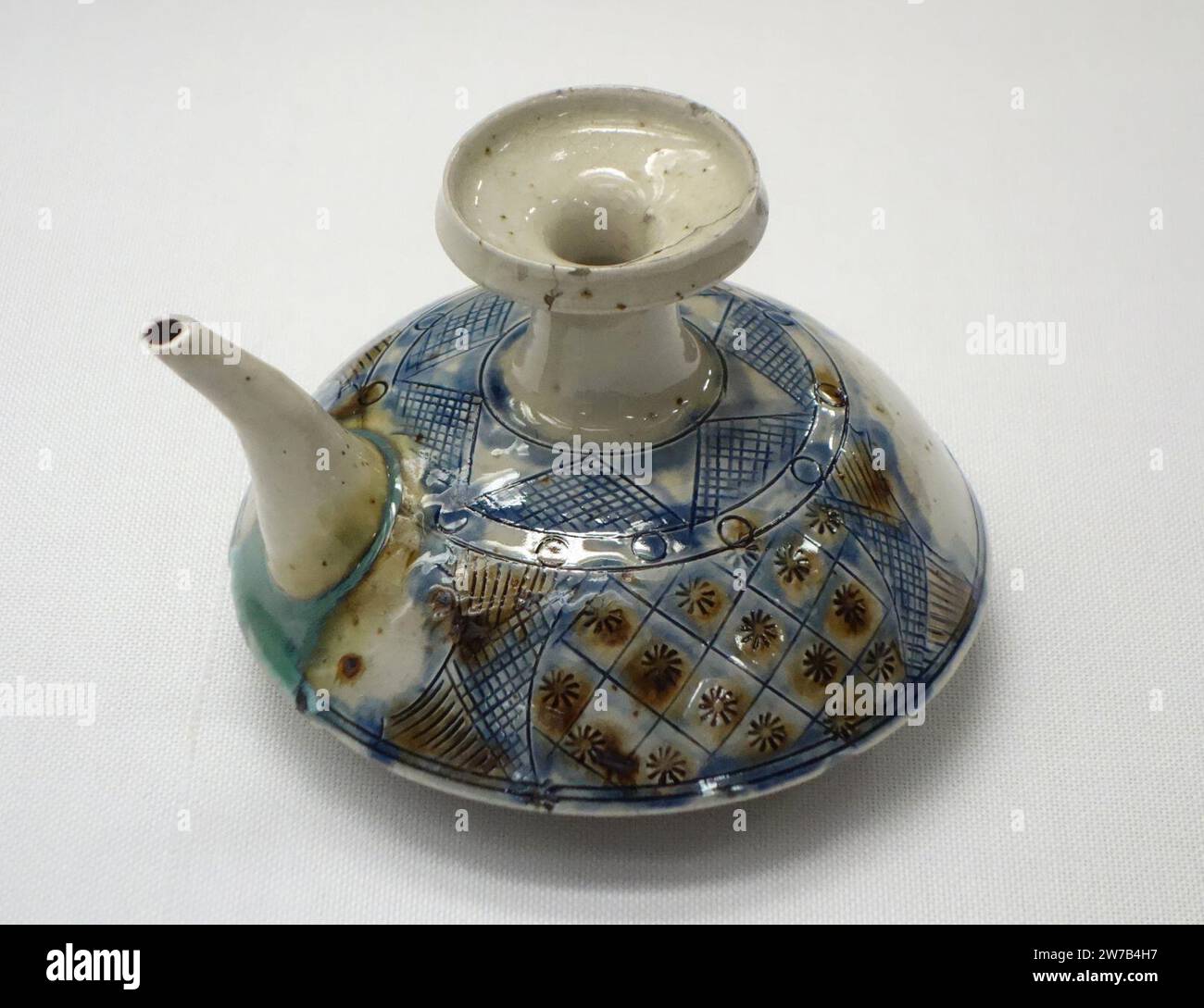 Weinflasche mit Trinkschnabel, Tsuboya Geschirr, Okinawa Main Island, Second Sho Dynastie, Ryukyu Kingdom, 19. Jahrhundert, Keramik Stockfoto