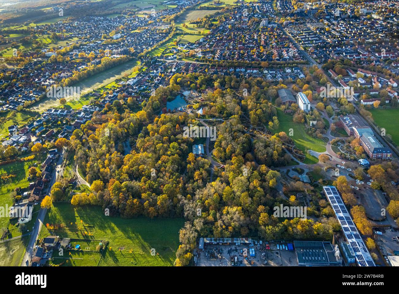 Luftaufnahme, Maximilianpark mit See, Wohngebiet umgeben von herbstlichen Laubbäumen, Uentrop, Hamm, Ruhrgebiet, Nordrhein-Westfalen, Keim Stockfoto