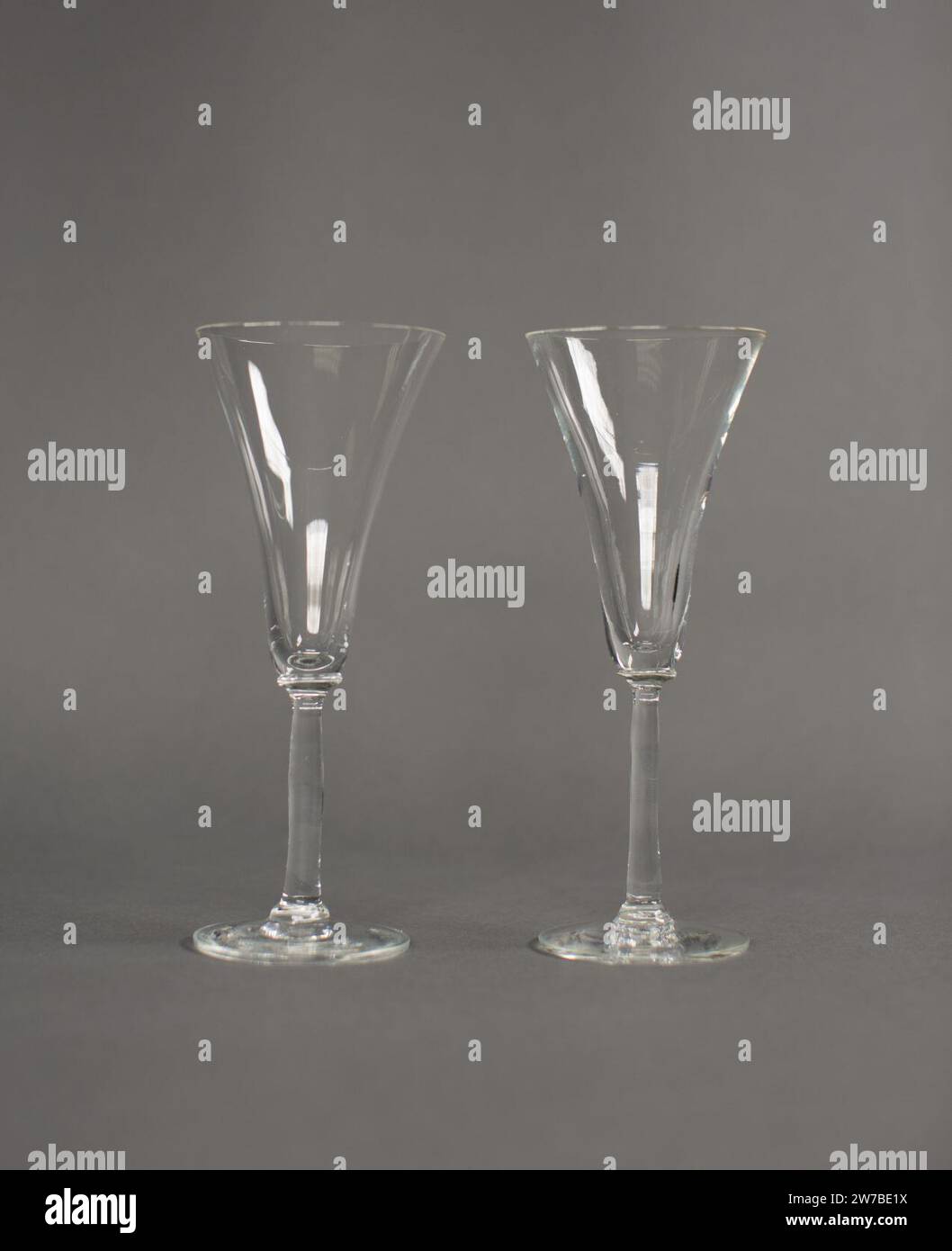 Weingläser, die von Präsident Gerald Ford und sowjetischem Generalsekretär Leonid Breschnew der Sowjetunion bei ihrem Treffen in Helsinki, Finnland, verwendet wurden Stockfoto