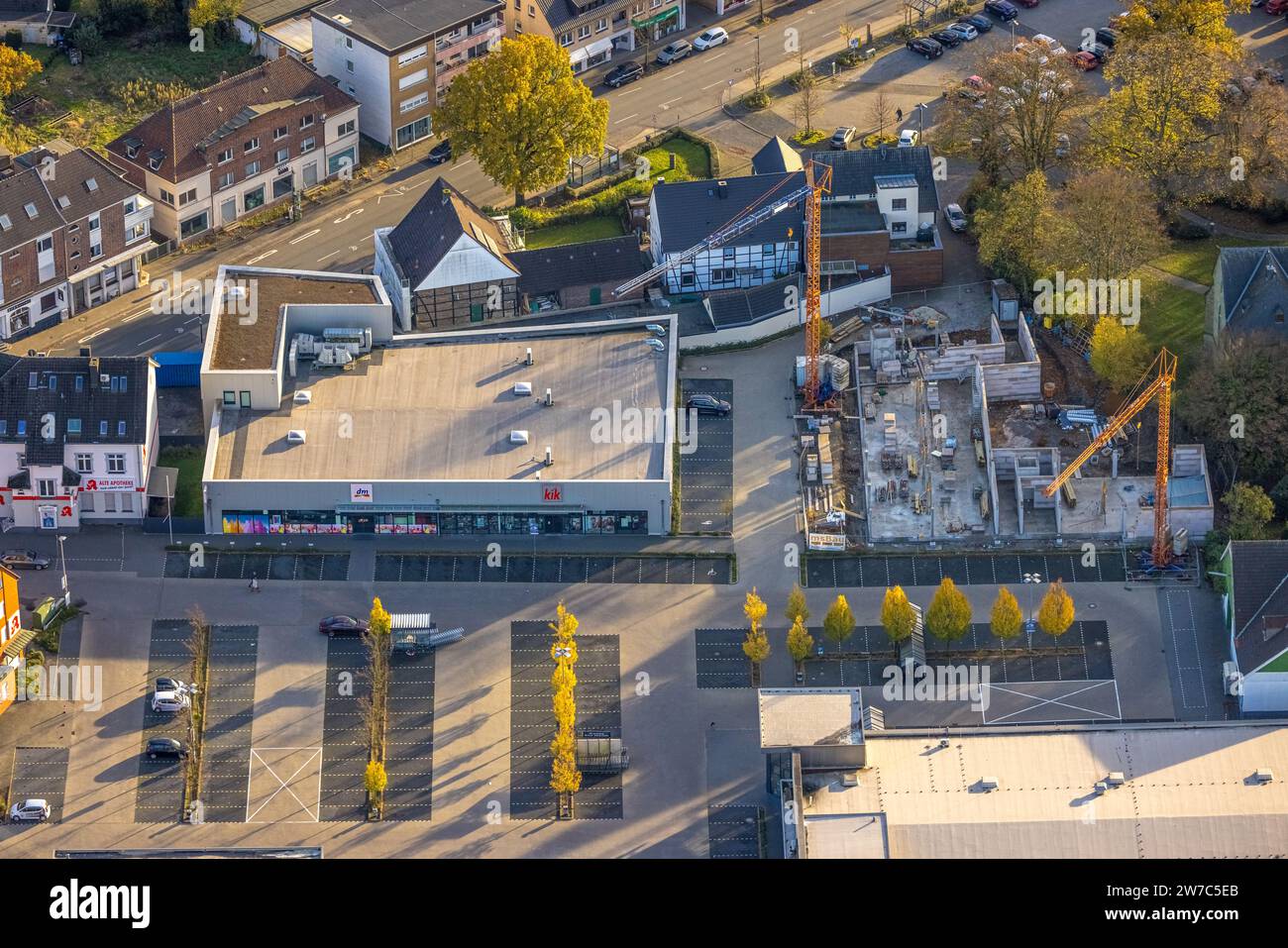 Blick aus der Vogelperspektive, lokales Einkaufszentrum mit KiK und dm Drogerie mit neuer Baustelle, umgeben von herbstlichen Laubbäumen, Stadtteil Herringen, H Stockfoto