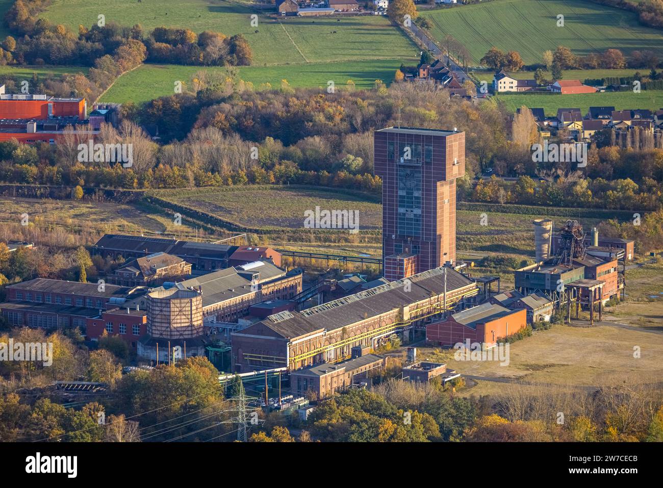 Blick aus der Vogelperspektive, Hammerkopfturm an der ehemaligen Zeche Ost Heinrich Robert, umgeben von herbstlichen Laubbäumen, Bezirk Herringen, Hamm, Ruhrgebiet, Stockfoto