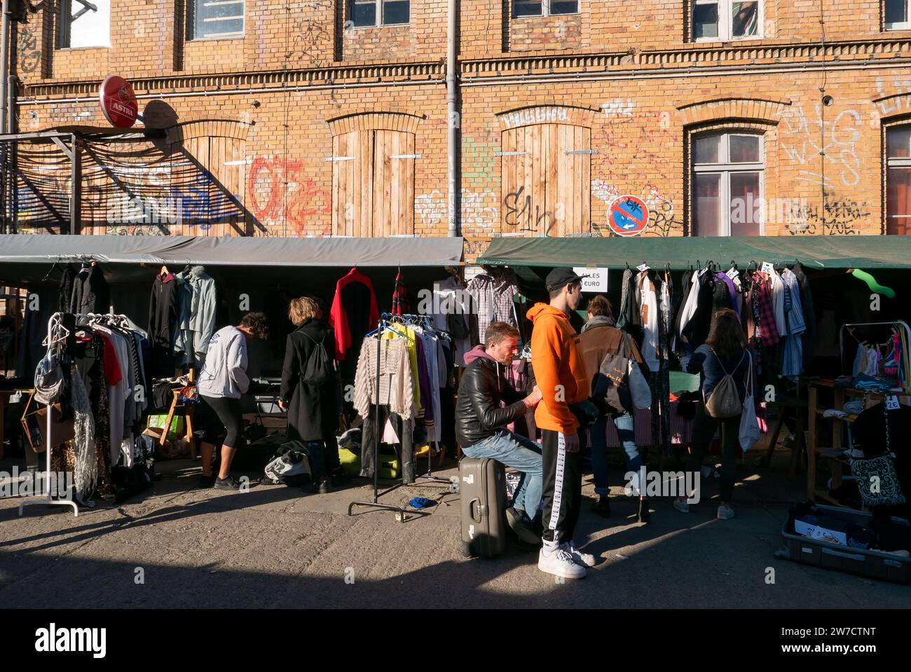 30.09.2018, Deutschland, Berlin, Berlin - ROHFLOHMARKT jedes Wochenende in der RAW-Gelaende im Stadtteil Friedrichshain. 00A180930D109CAROEX.JPG [MODELL Stockfoto