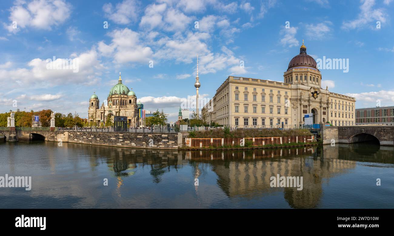 Ein Bild einiger Berliner Wahrzeichen, wie das Humboldt-Forum oder das Berliner Schloss, der Berliner Fernsehturm und der Berliner Dom, spiegelt sich auf der S wider Stockfoto