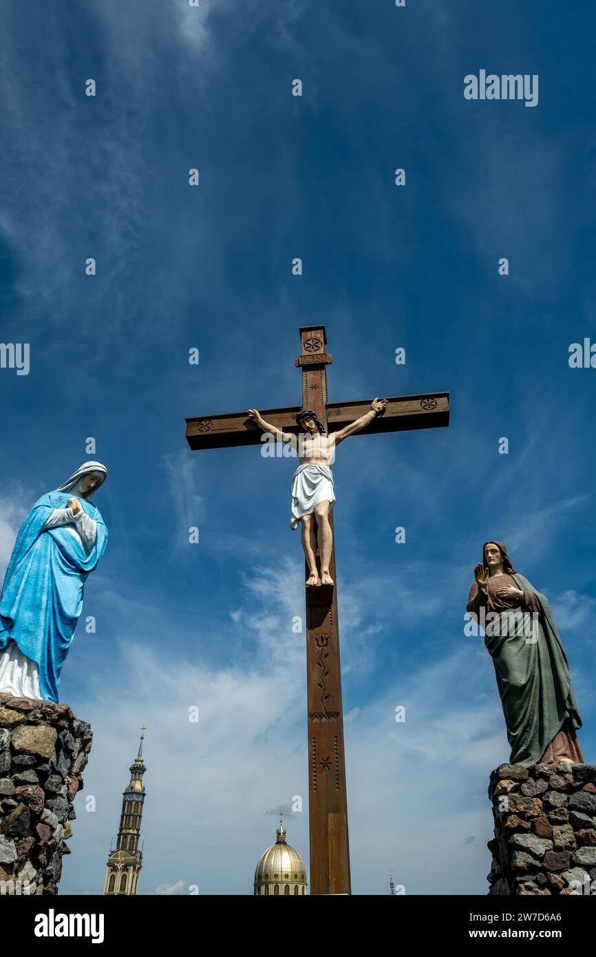 15.08.2021, Polen, Flechten Stary, Wielkopolska - Marienwallfahrtsort Flechten, Jesuskreuz auf dem Golgatha-Steinberg, im Hintergrund Teile der Stockfoto