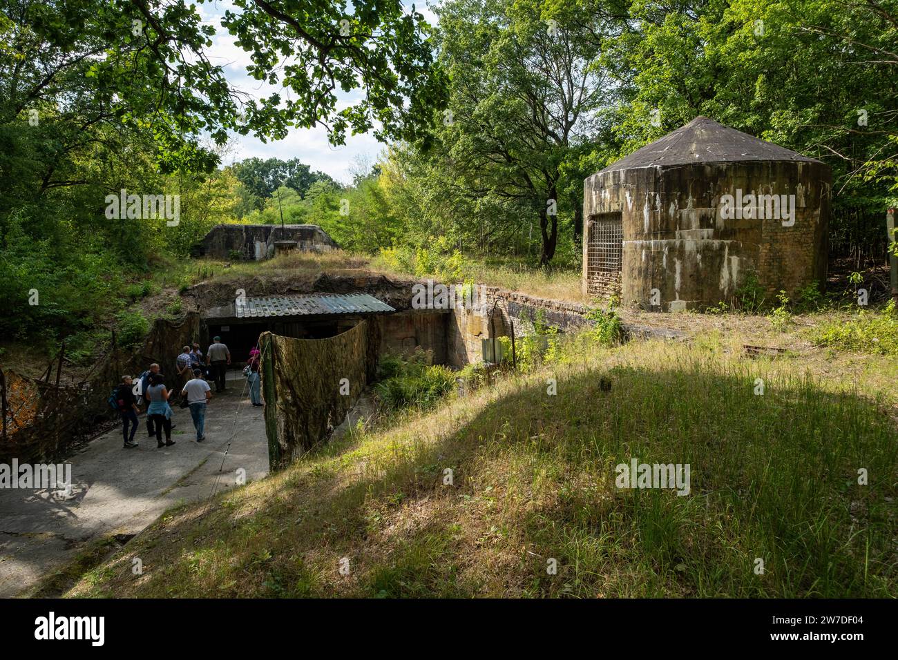 13.08.2022, Deutschland, Zossen, Brandenburg - der Haupteingang des Zeppelin-Kommunikationsbunkers Wuensdorf, erbaut 1937-39, war Th Stockfoto