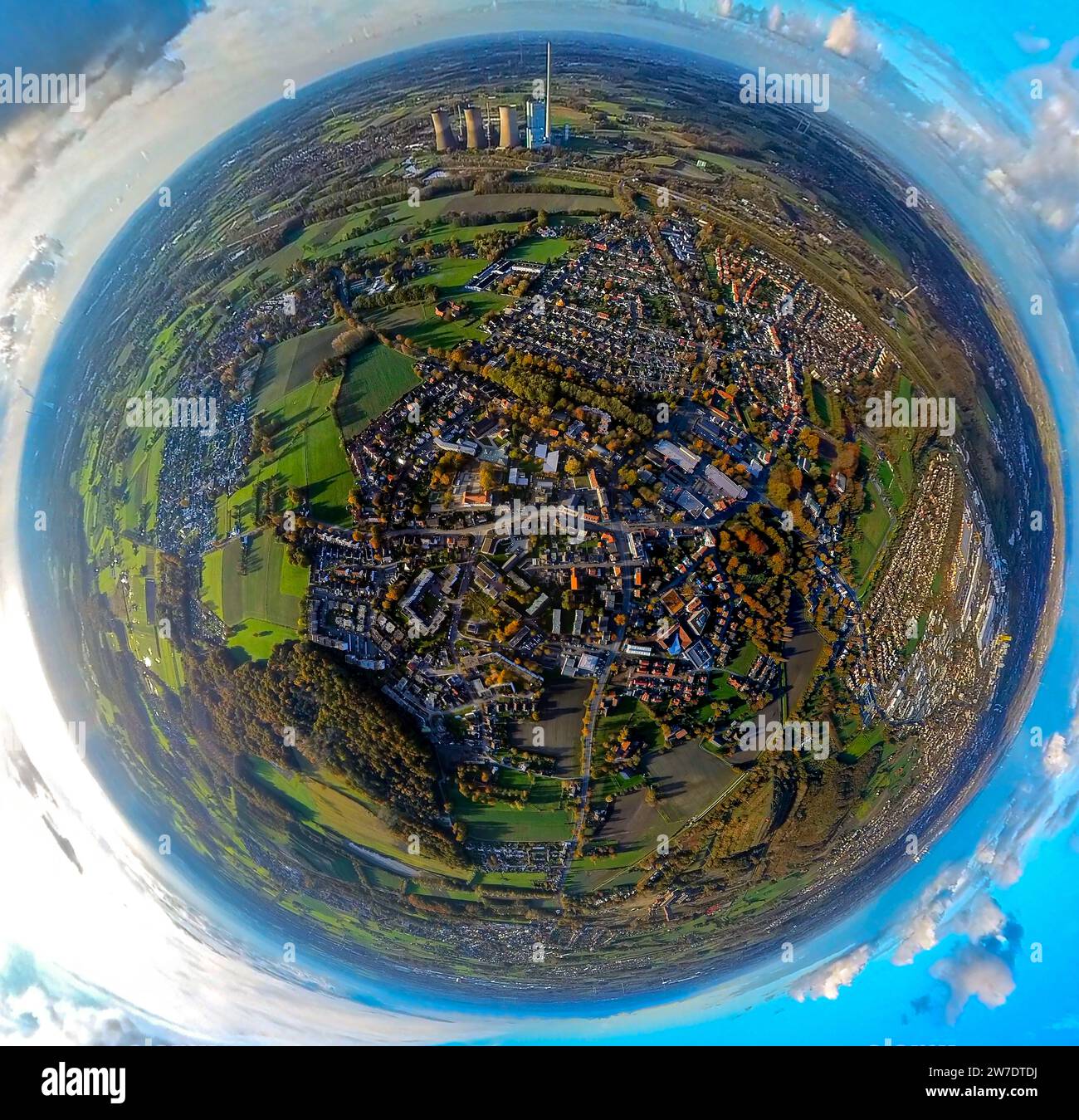 Luftaufnahme, Ortsansicht Wohngebiet Herringen Fangstraße umgeben von herbstlichen Laubbäumen, RWE Generation SE Kraftwerk Gersteinwerk, Eart Stockfoto