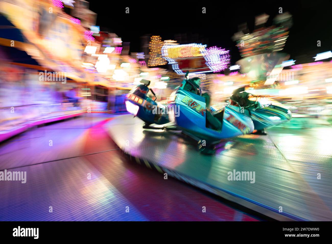 29.10.2023, Deutschland, Bremen, Bremen - Ride Shop Break Dancer (das Original) auf dem Bremer Freimarkt (Messe seit 1035). 00A231029D371CAROEX.JPG [MODELL Stockfoto