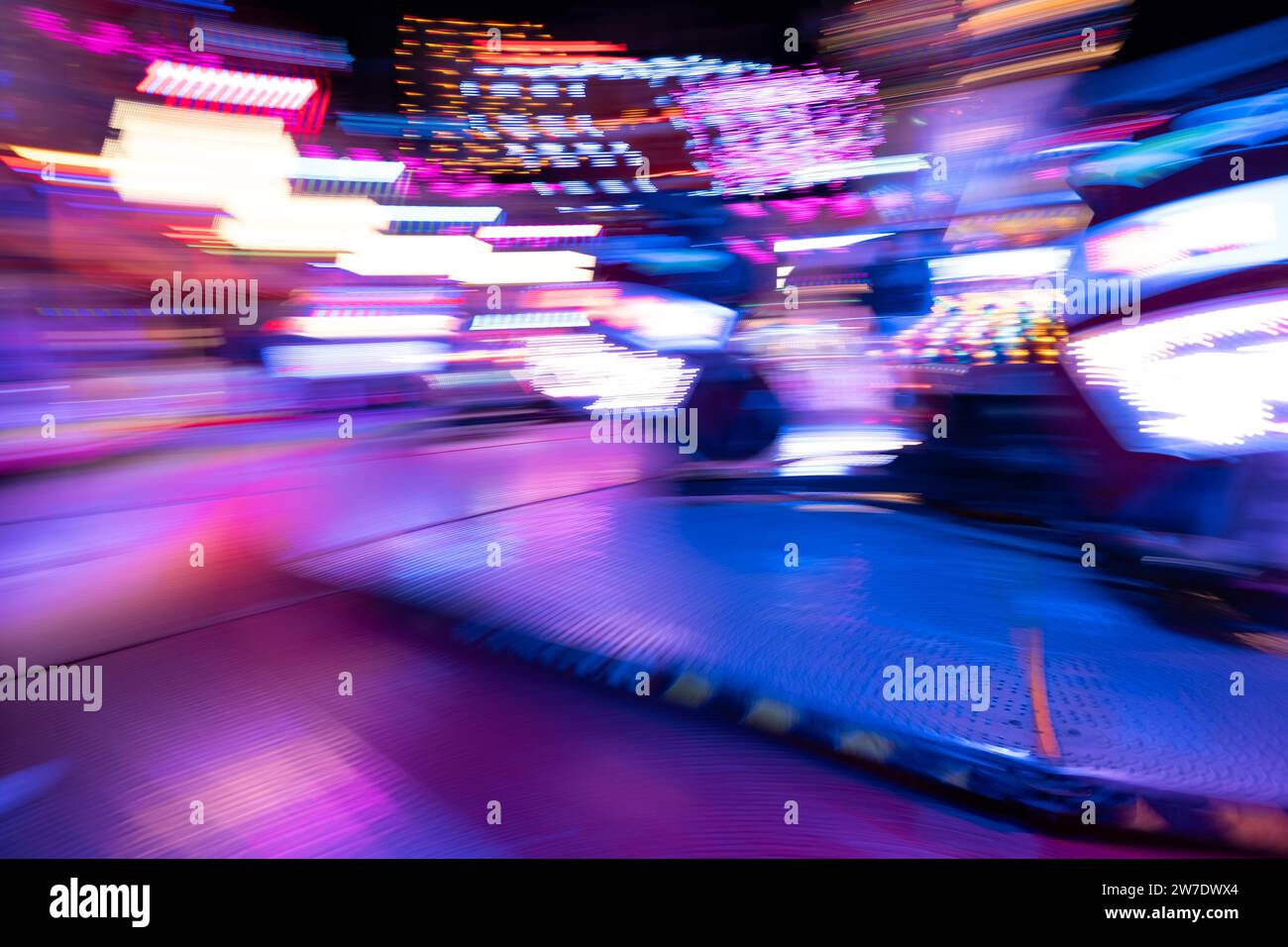 29.10.2023, Deutschland, Bremen, Bremen - Break Dancer (das Original) Fahrt auf dem Bremer Freimarkt (Messe seit 1035). 00A231029D405CAROEX.JPG [MODELL RELEA Stockfoto