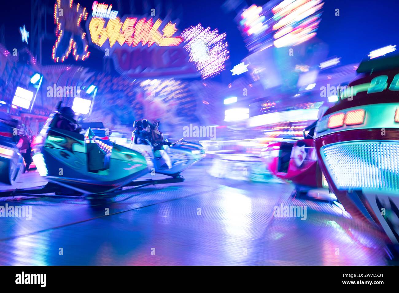 29.10.2023, Deutschland, Bremen, Bremen - Break Dancer (das Original) Fahrt auf dem Bremer Freimarkt (Messe seit 1035). 00A231029D435CAROEX.JPG [MODELL RELEA Stockfoto