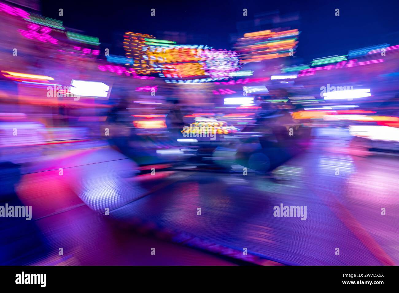 29.10.2023, Deutschland, Bremen, Bremen - Break Dancer (das Original) Fahrt auf dem Bremer Freimarkt (Messe seit 1035). 00A231029D506CAROEX.JPG [MODELL RELEA Stockfoto