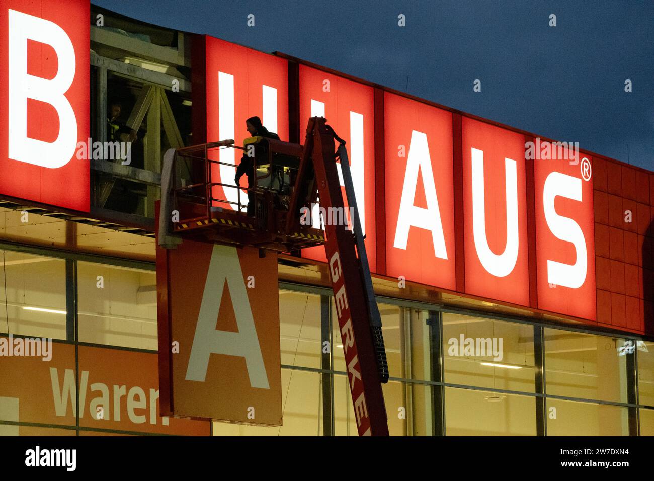 07.11.2023, Deutschland, Bremen - das Bauhaus DIY Kettenlogo wird durch eine Montagefirma ersetzt. 00A231107D024CAROEX.JPG [MODELLVERSION: NEIN, PROPE Stockfoto