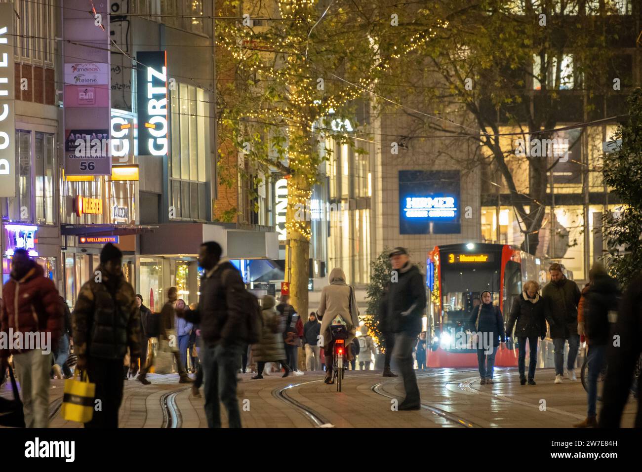 30.11.2023, Deutschland, Bremen, Bremen - Weihnachtsgeschäft im Stadtzentrum (Fußgängerzone Obernstraße). 00A231130D127CAROEX.JPG [MODELLVERSION: NEIN, PR Stockfoto