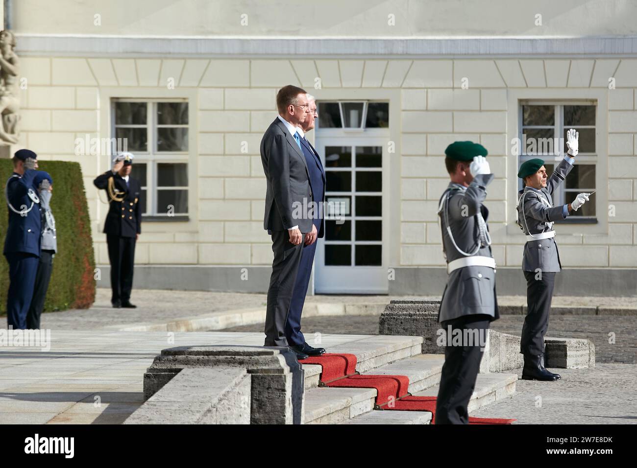 25.09.2023, Deutschland, Berlin, Berlin - Bundespräsident Frank-Walter Steinmeier empfängt den Präsidenten der Republik Lettland Edgars Rinkevics mit Stockfoto