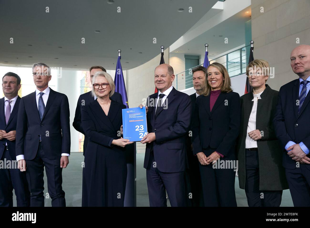 08.11.2023, Deutschland, Berlin, Berlin - Pressekonferenz anlässlich der Übergabe des Jahresberichts 2023 / 2024 des Deutschen Rates von Econo Stockfoto