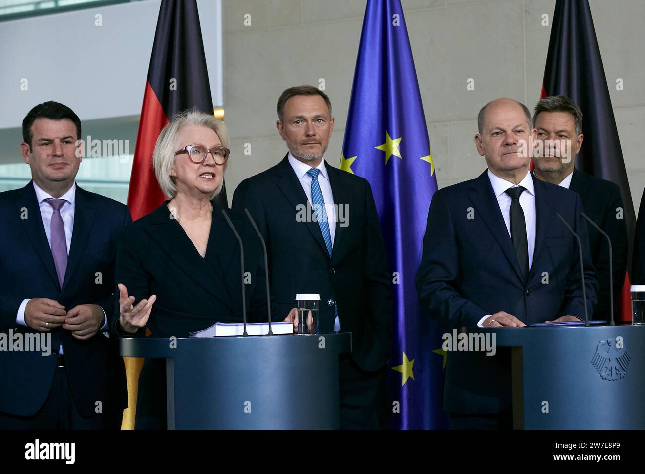 08.11.2023, Deutschland, Berlin, Berlin - Pressekonferenz anlässlich der Übergabe des Jahresberichts 2023 / 2024 des Deutschen Rates von Econo Stockfoto