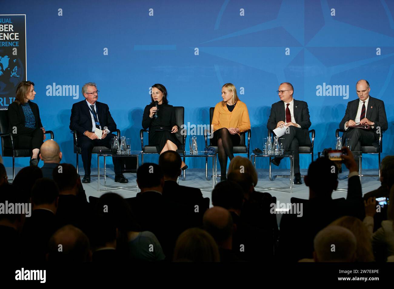 09.11.2023, Deutschland, Berlin, Berlin - Podiumsdiskussion auf der NATO Cyber Defence Conference in Berlin. Von links nach rechts: Hanke Bruins Slot, Jean, AS Stockfoto