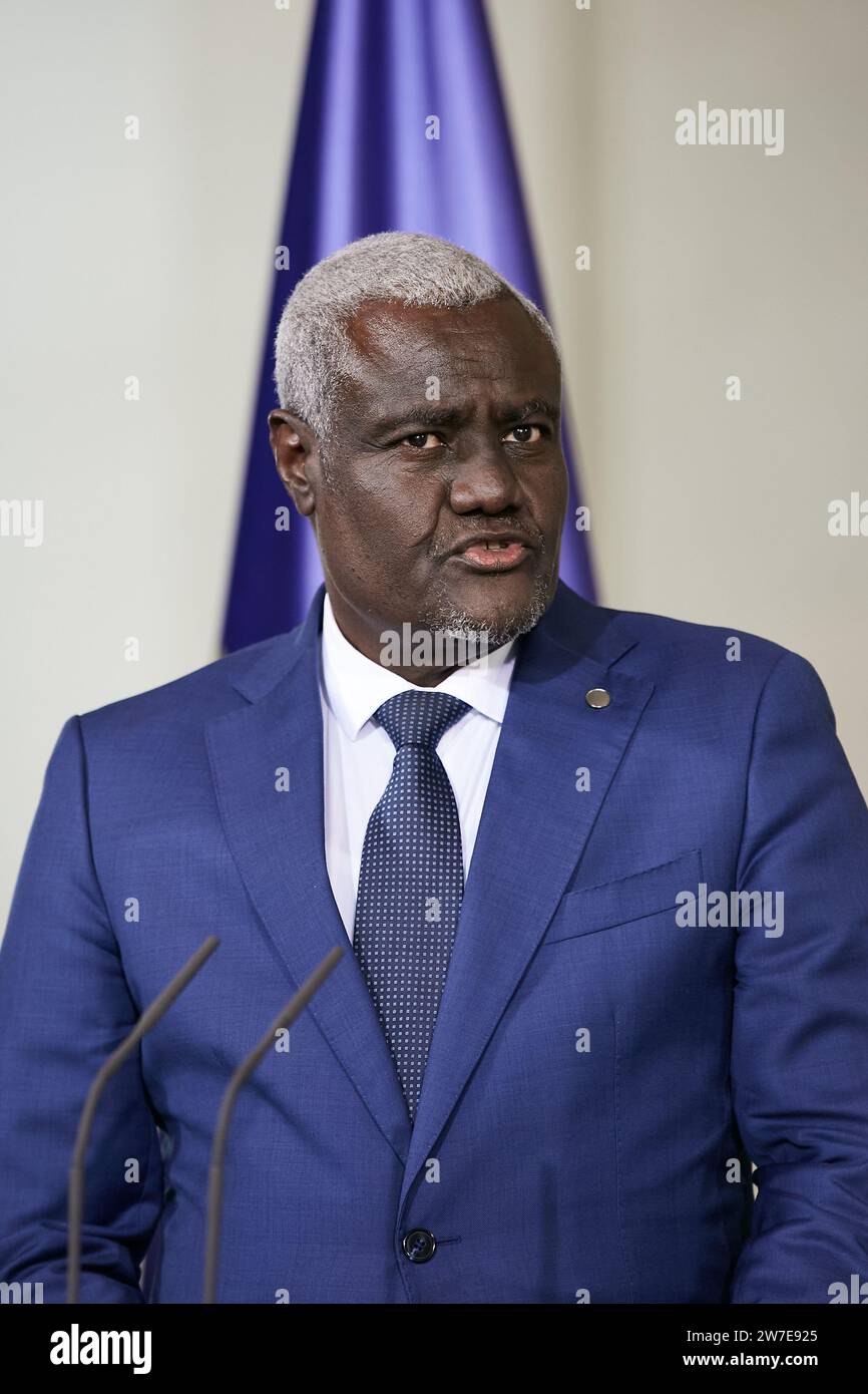 20.11.2023, Deutschland, Berlin, Berlin - Moussa Faki Mahamat, Vorsitzender der Kommission der Afrikanischen Union. Er spricht auf einer Pressekonferenz im Bundesamt Stockfoto