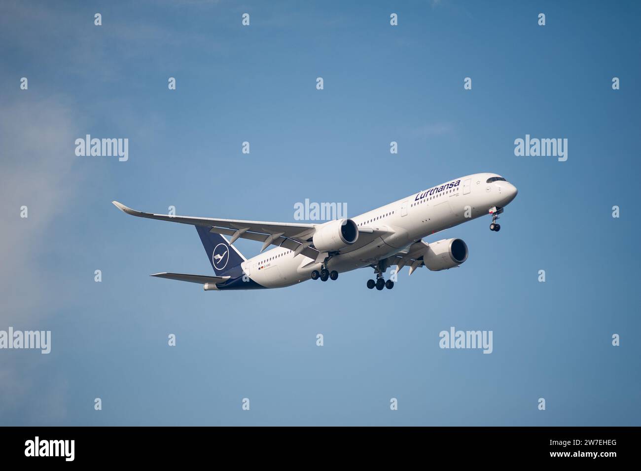 26.07.2023, Singapur, Singapur, - Ein Passagierflugzeug des Lufthansa Airbus A350-900 mit der Registrierung D-AIXD nähert sich Changi International Airpo an Stockfoto