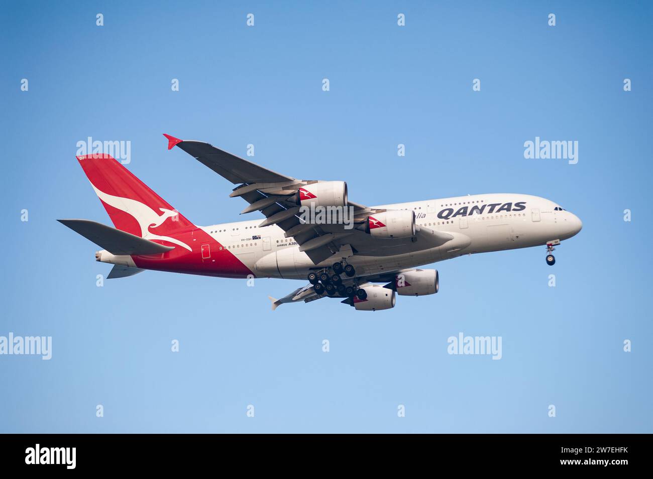 26.07.2023, Singapur, Singapur, - Ein Passagierflugzeug der australischen Fluggesellschaft Qantas Airways vom Typ Airbus A380-800 mit der Registrierung VH Stockfoto