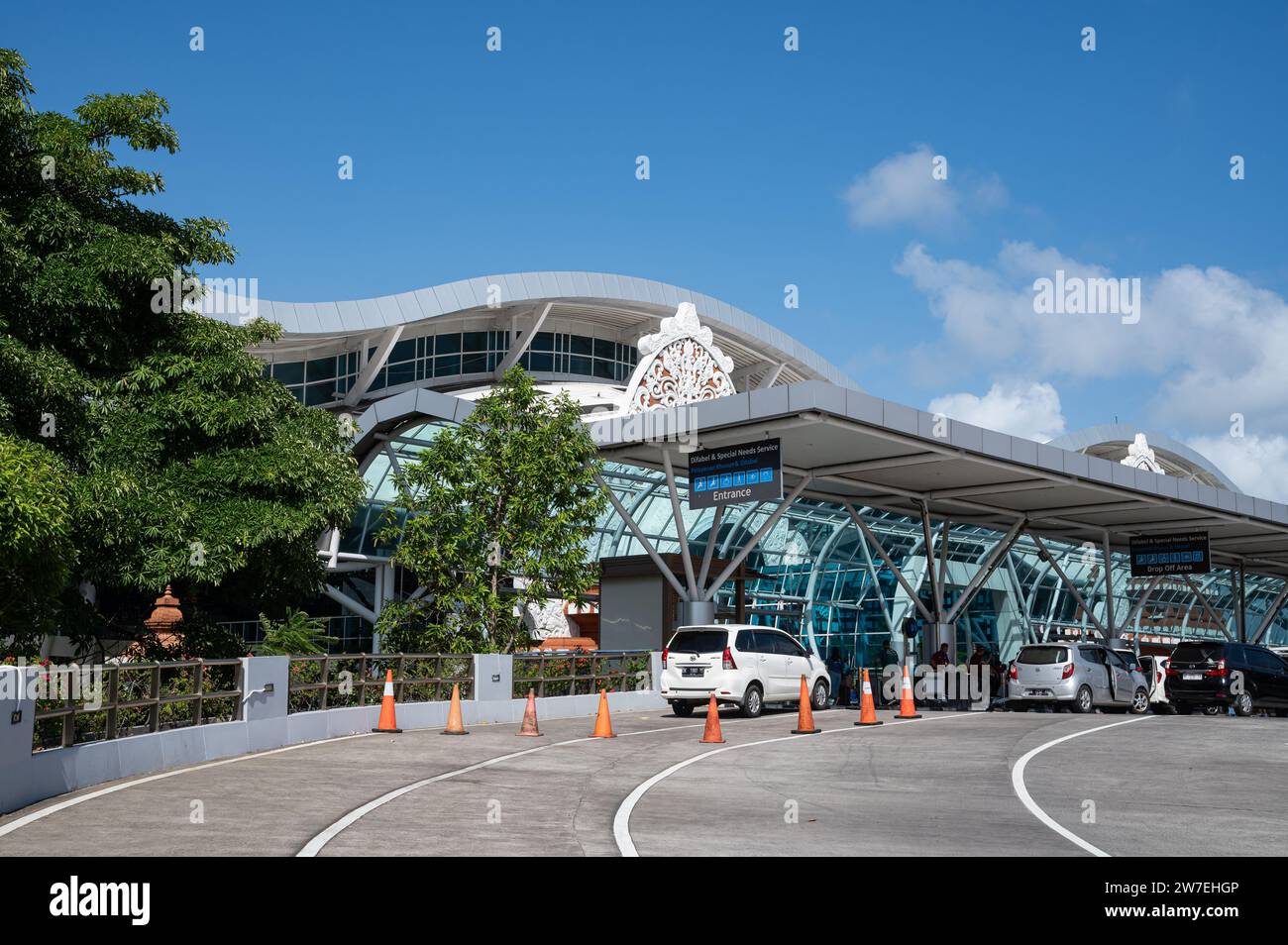 25.07.2023, Indonesia, Denpasar, Bali - Außenansicht der Abflugebene des Flughafenterminals am internationalen Flughafen Ngurah Rai mit Zugang r Stockfoto