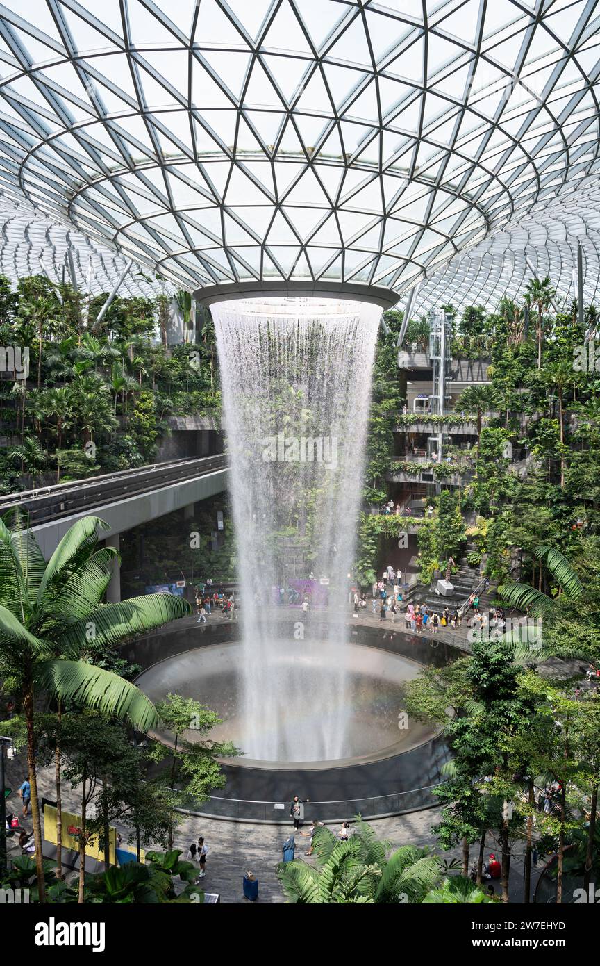 31.07.2023, Singapur, Singapur, - der Garten des Shiseido Forest Valley mit dem Indoor-Wasserfall Rain Vortex im Zentrum des modernen Jewel Termi Stockfoto