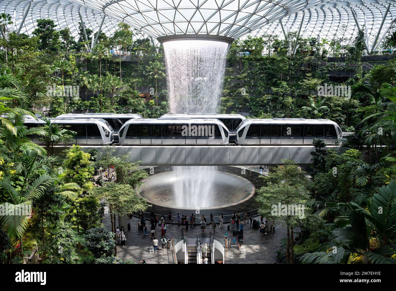 31.07.2023, Singapur, Singapur, - Besucher und Flugreisende im Garten des Shiseido Forest Valley mit dem Regenwirbel Indoor Wasserfall i Stockfoto