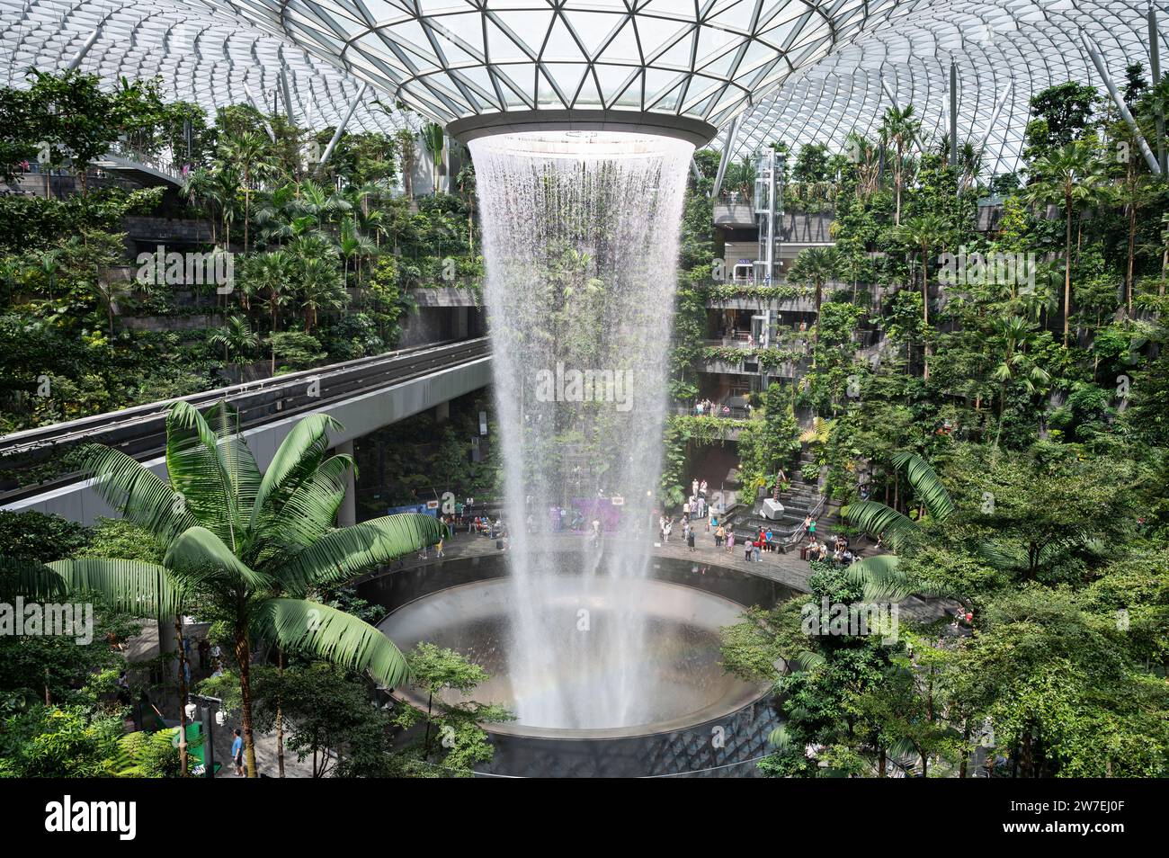 31.07.2023, Singapur, Singapur, - der Garten des Shiseido Forest Valley mit dem Indoor-Wasserfall Rain Vortex im Zentrum des modernen Jewel Termi Stockfoto