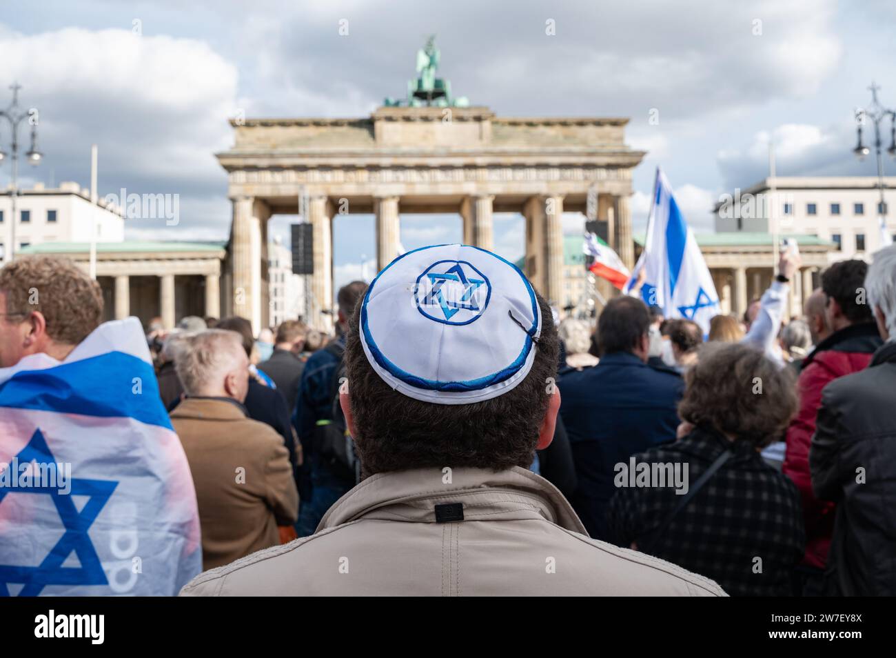 22.10.2023, Deutschland, Berlin, - mehrere tausend Teilnehmer bringen ihre Solidarität und ihr Mitgefühl zum Ausdruck und nehmen an einer pro-israelischen Solidaritätskundgebung Teil Stockfoto