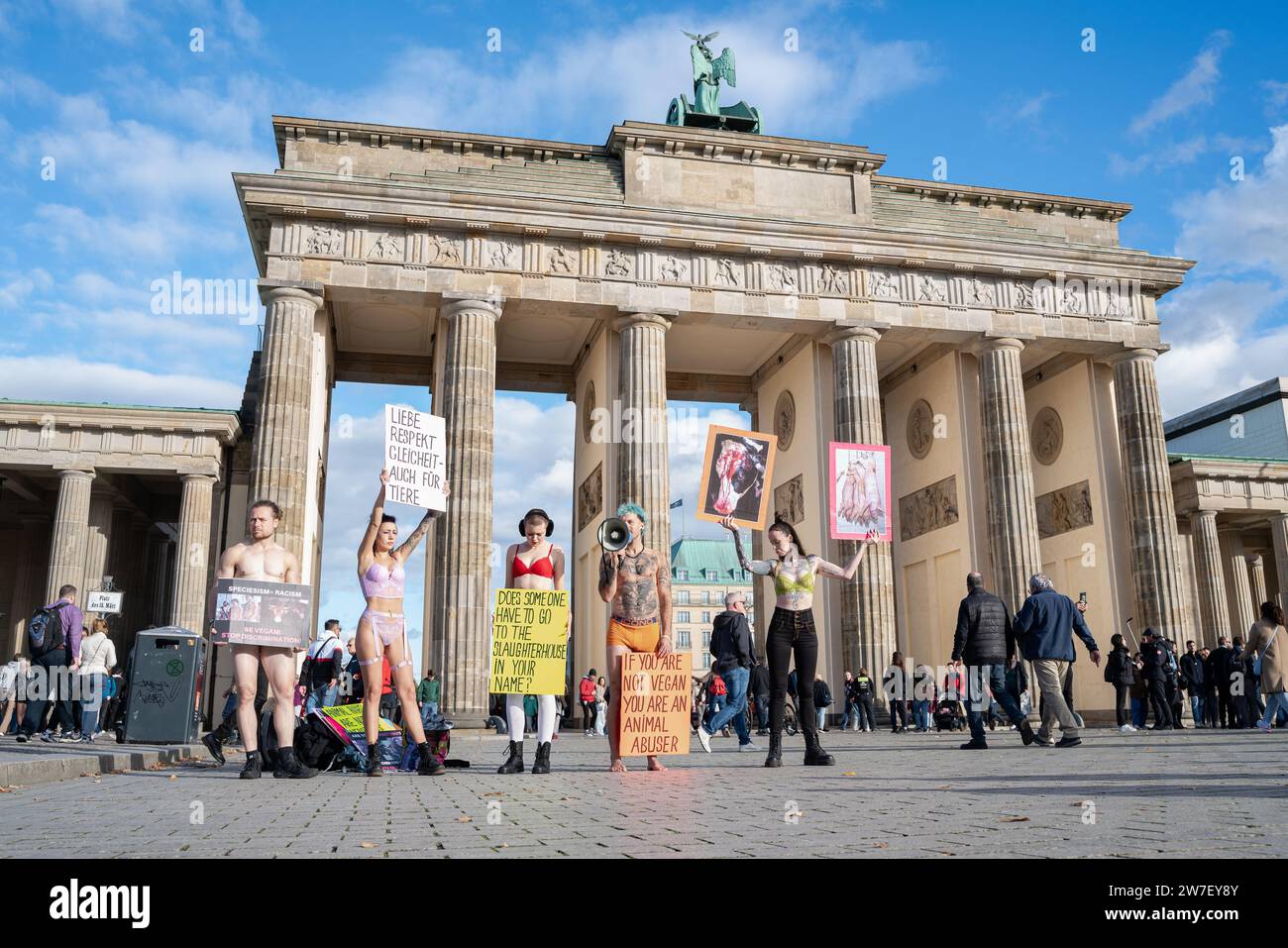 21.10.2023, Deutschland, Berlin, - Eine Gruppe von Veganern informiert und protestiert gegen die Tierhaltung und tierische Produkte sowie für den Tierschutz Stockfoto