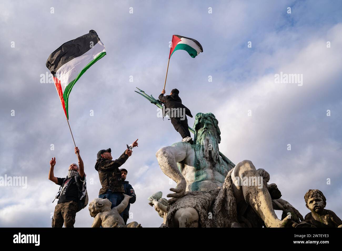 04.11.2023, Deutschland, Berlin, - mehr als 8000 Teilnehmer zeigen ihre Solidarität und nehmen an einer Demonstration für Palästina und gegen Palästina Teil Stockfoto